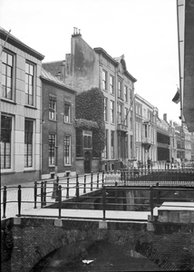 400112 Gezicht op de Drift te Utrecht, met links de gebouwen van het Gemeentearchief Utrecht (Drift 27) en in het ...